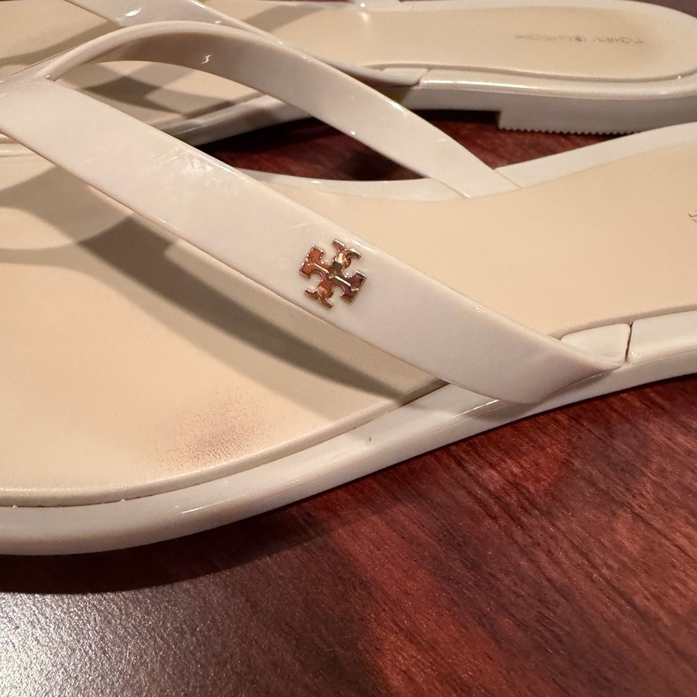Tory Burch Nude Thin-Strap Flip Flop Sandals with Gold Logo - Picture 3 of 6